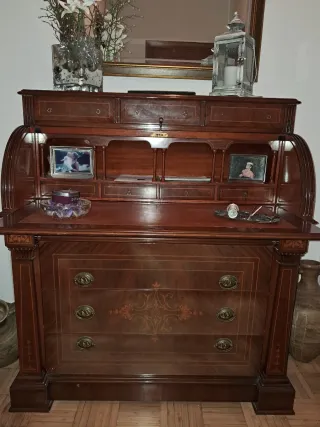 Mesa de comedor y 4 sillas blancas