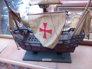 Barco velero y expositor náutico