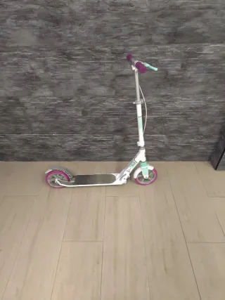 Patinete Oxelo blanco y morado