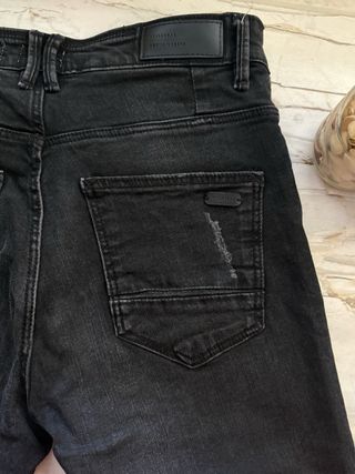 Pantaloni neri Pull&Bear strappati