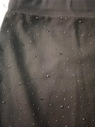 Minifalda negra con pedrería,elástica.