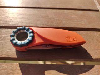 Navaja Petzl Y mosqueton