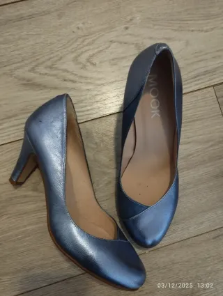 Zapatos de tacón azul, dorados, negros y azulón