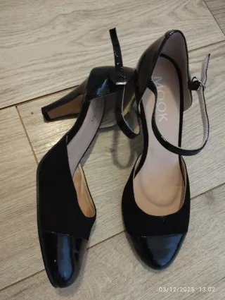 Zapatos de tacón azul, dorados, negros y azulón