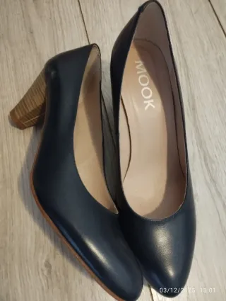 Zapatos de tacón azul, dorados, negros y azulón