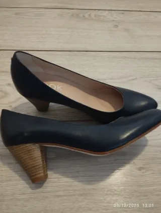 Zapatos de tacón azul, dorados, negros y azulón