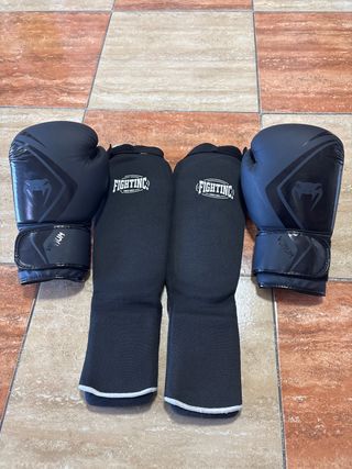 Guantes y espinilleras boxeo Venum Fighting