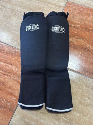 Guantes y espinilleras boxeo Venum Fighting