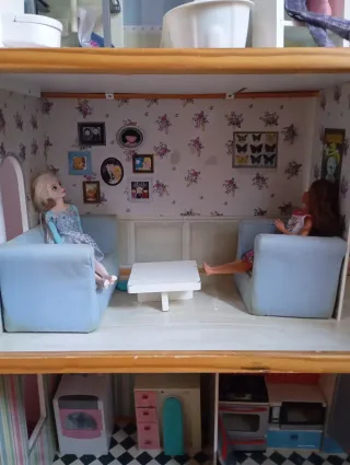 Casa de muñecas con muebles