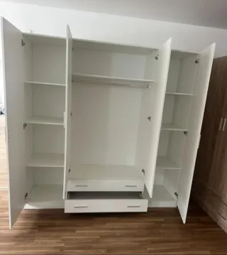 Armario de madera blanco y marrón