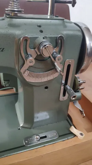 Máquina de coser Refrey Transforma 427