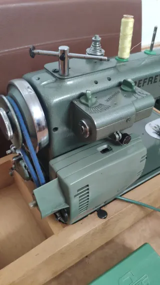 Máquina de coser Refrey Transforma 427