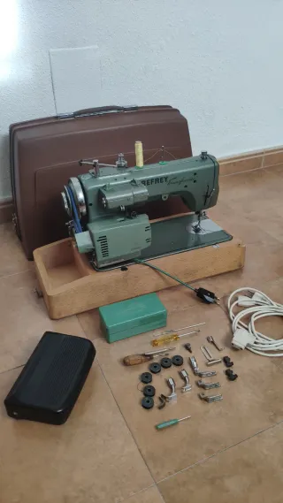 Máquina de coser Refrey Transforma 427