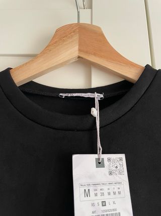 Vestido Zara negro con joyas Talla M