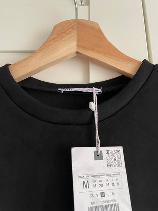 Vestido Zara negro con joyas Talla M