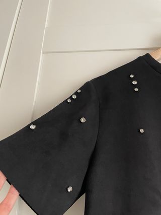 Vestido Zara negro con joyas Talla M
