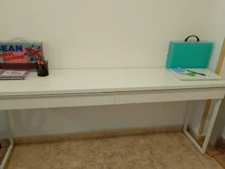 Mesa de escritorio blanca y turquesa