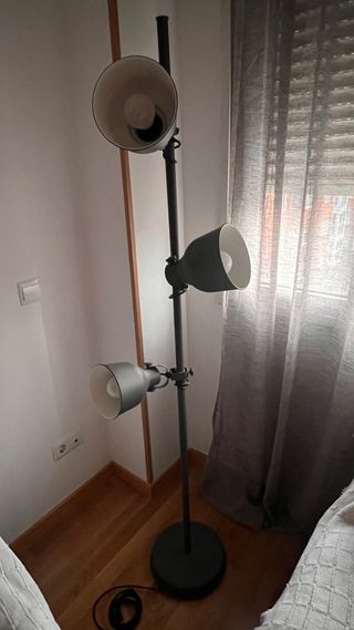 Lámpara de pie gris y blanca