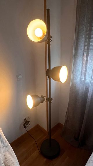 Lámpara de pie gris y blanca