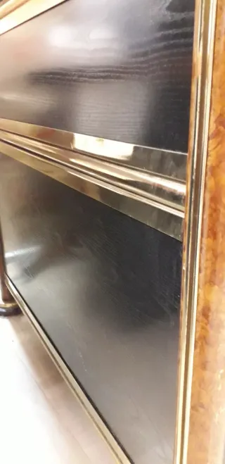 Mostrador negro y dorado madera mármol