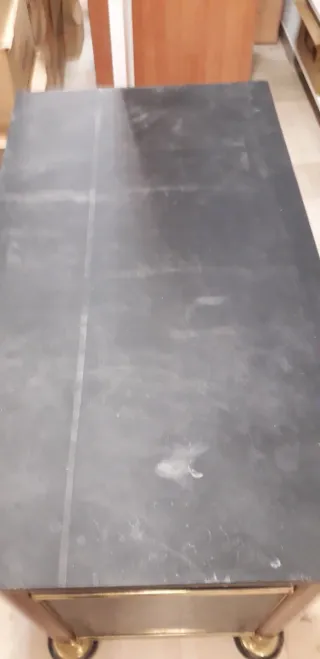 Mostrador negro y dorado madera mármol