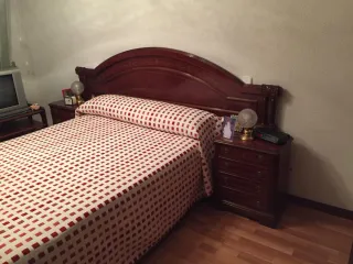 Cabecero y mesillas de madera oscura