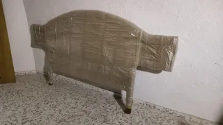 Cabecero y mesillas de madera oscura