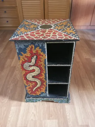 Mesita auxiliar decorada a mano