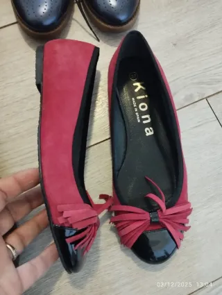 Zapatos planos marrones y azules y granate