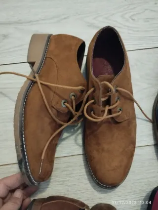 Zapatos planos marrones y azules y granate