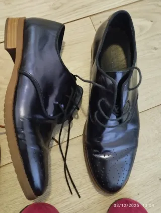 Zapatos planos marrones y azules y granate