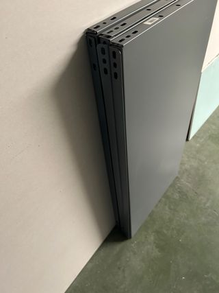 Baldas metálicas grises estantería