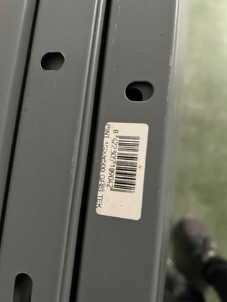 Baldas metálicas grises estantería