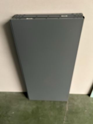 Baldas metálicas grises estantería