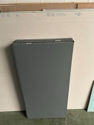 Baldas metálicas grises estantería