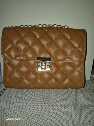 Bolso acolchado cadena dorado.