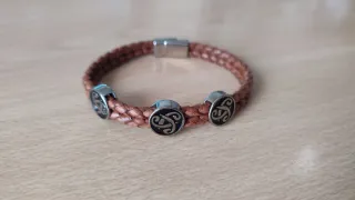 Pulsera trenzada marrón con abalorios celtas
