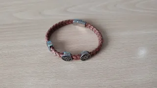 Pulsera trenzada marrón con abalorios celtas