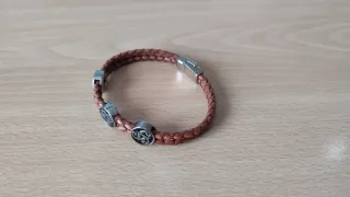 Pulsera trenzada marrón con abalorios celtas