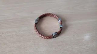 Pulsera trenzada marrón con abalorios celtas