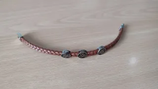 Pulsera trenzada marrón con abalorios celtas