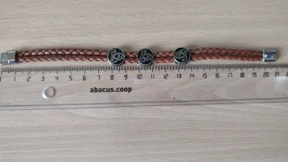 Pulsera trenzada marrón con abalorios celtas