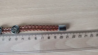 Pulsera trenzada marrón con abalorios celtas
