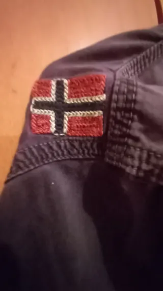 Camisa Napapijri Morada y Gafas de Sol