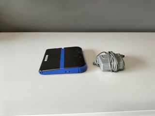 Nintendo 2DS Negra-Azul + Cargador