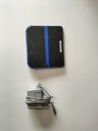 Nintendo 2DS Negra-Azul + Cargador