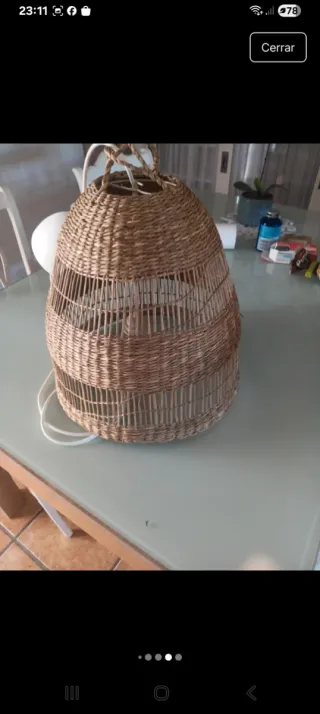 Lámpara de mimbre estilo cesto