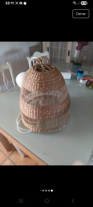 Lámpara de mimbre estilo cesto