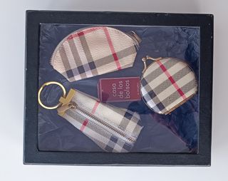 Estuche, monedero y llavero a cuadros