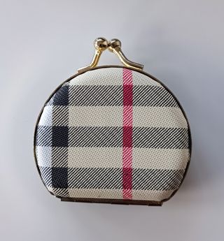 Estuche, monedero y llavero a cuadros